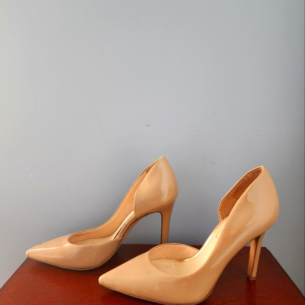 Jessica Simpson beautiful nude heels.